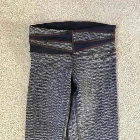Brown and black chevron pattern Lululemon leggings in size 2 - Picture 2 of 6